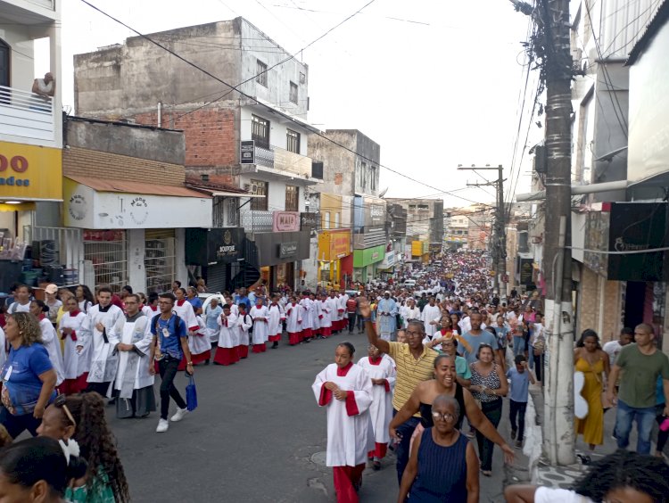 Fé e devoção marcam procissão, mas organização falha